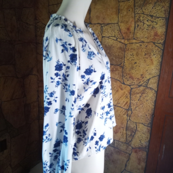 Old Navy Blue and White Floral Blouse - Picture 3 of 4